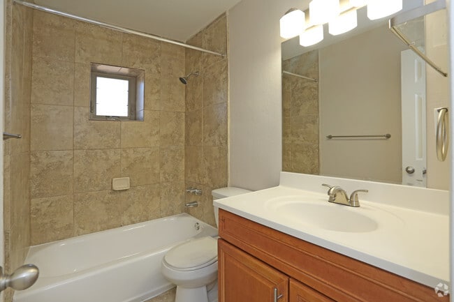 2BR, 1BA - 765 SF