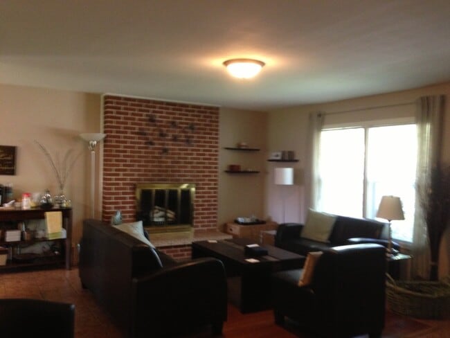 Photo - 3 Bedroom w/Fenced Yard