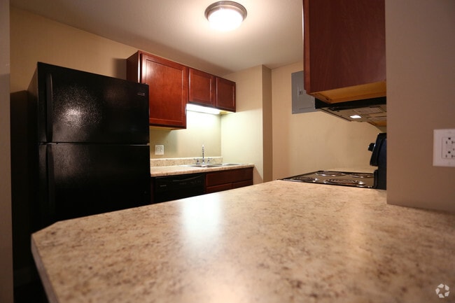 1BR, 1BA - 700 SF