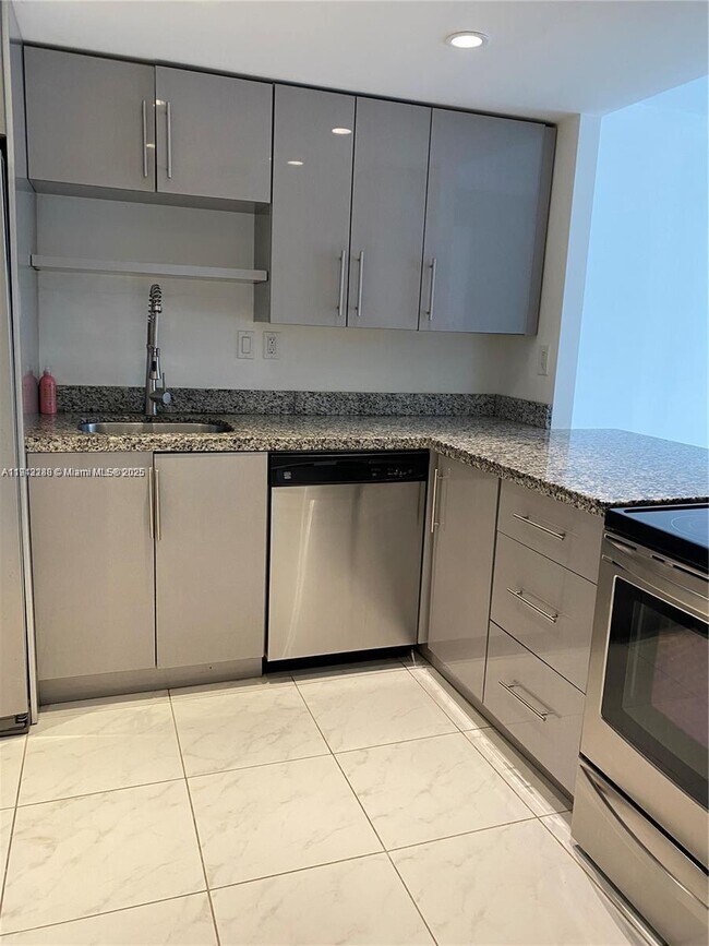 Photo - 1000 Parkview Dr Unit 226