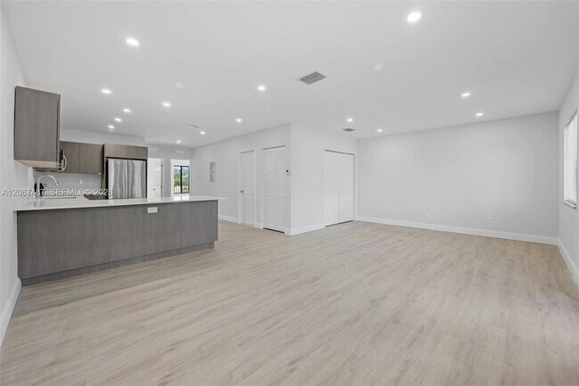 Photo - 349 NW 40th St Unidad 203