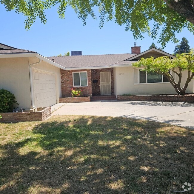 Building Photo - Charming 3 Bedroom Home with Sunroom