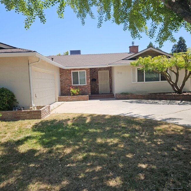 Charming 3 Bedroom Home with Sunroom - Charming 3 Bedroom Home with Sunroom
