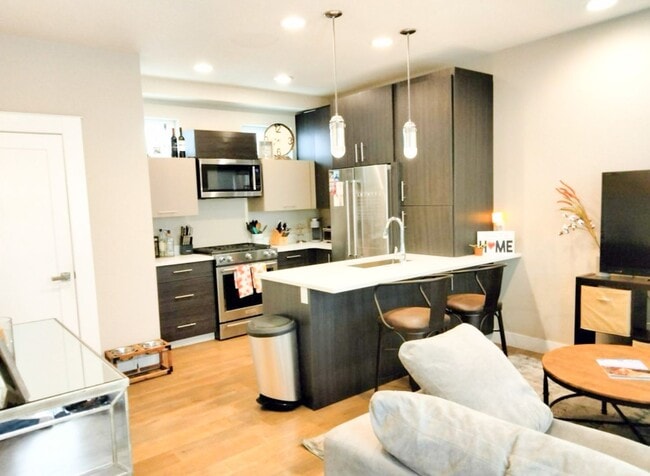 Building Photo - Beautiful 3 bedroom 2.5 bathroom condo MOVE IN SPECIAL