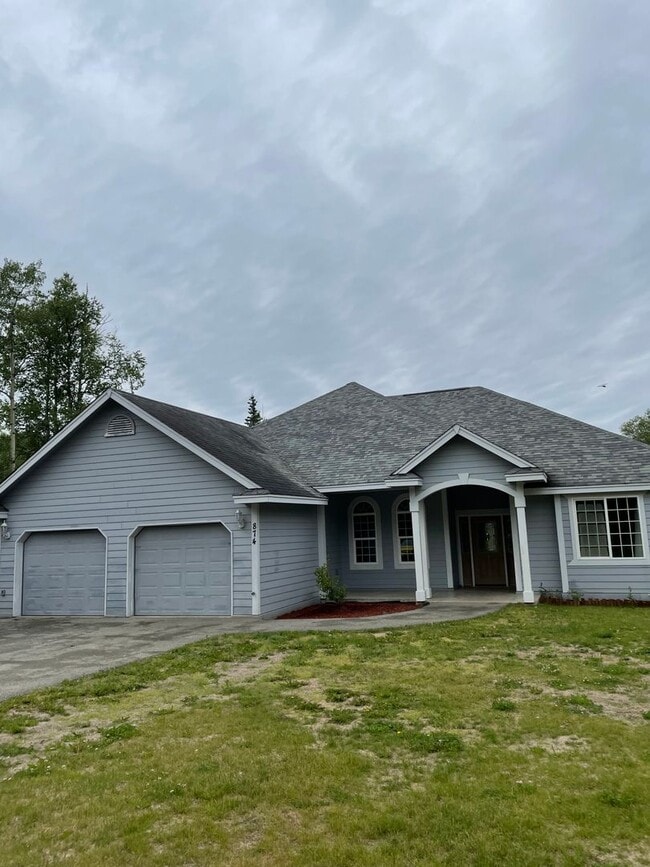 Building Photo - Beautiful 3 Bedroom Single Family Home With 2 Car Garage!