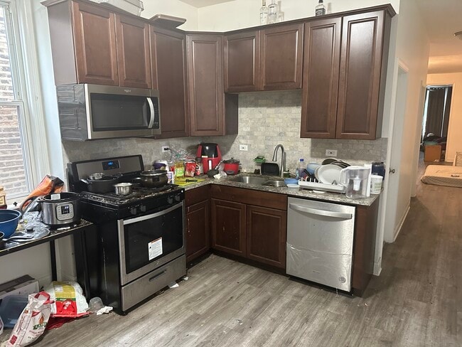 Kitchen and more appliances - 825 S Laflin St Unit 3