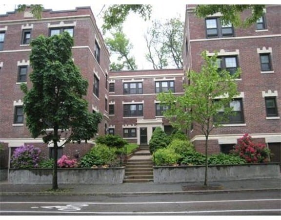 Building Photo - 590 Washington St Unit 2