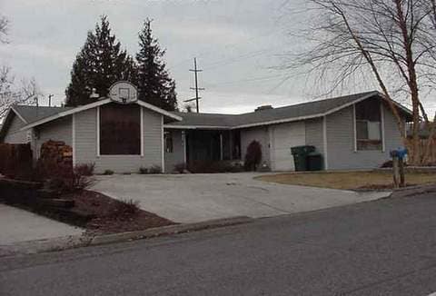 Building Photo - Occupied, do not disturb tenants. 55th Ave 3+ bedroom with attached oversized 1 car garage