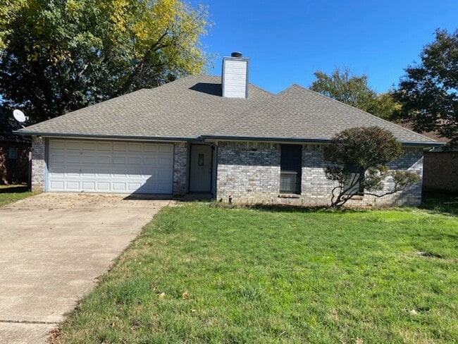 Building Photo - 3 BEDROOM 2 BATHROOM HOUSE IN DENTON