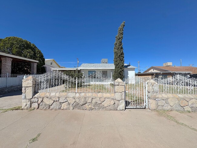 Building Photo - Central El Paso 3 bed REFRIG A/C with Mountain Views!
