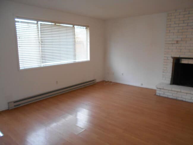 Building Photo - Spacious Two Bedroom in the heart of the H... Rental