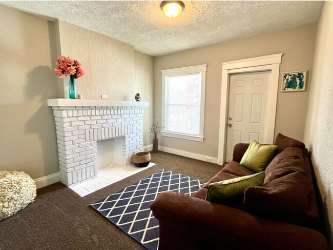 Bright, clean, and ready to feel like home. - 603 E 109th St Unit 3