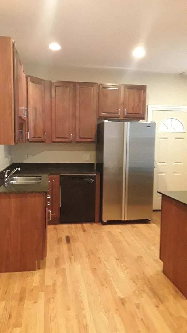 Building Photo - 3439 W Belle Plaine Ave Unit 1w