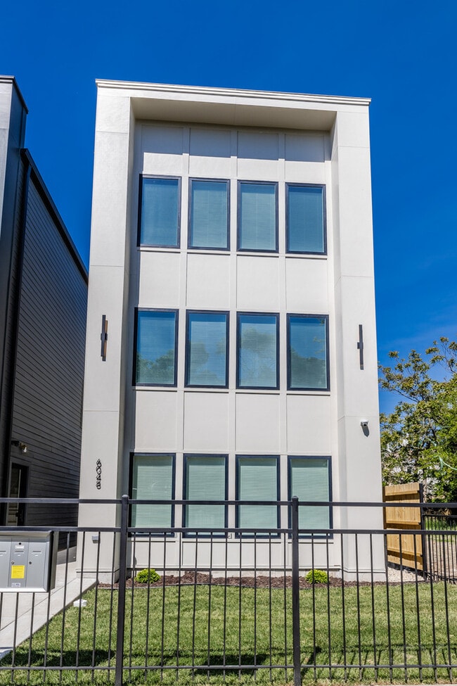 Building Photo - 6048 S Eberhart Ave Unit 3 Rental