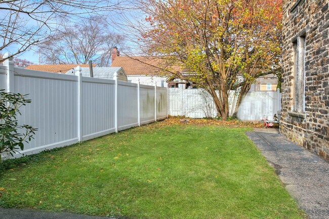 Photo - 300 Soundview Ave Unit Townhouse