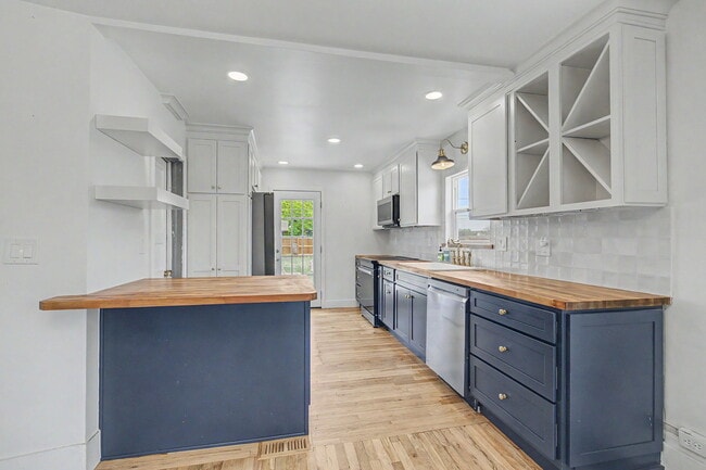 Photo - 110 S Quitman St