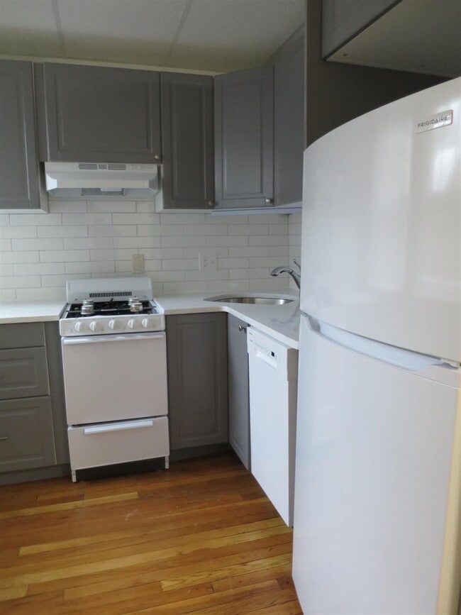 Building Photo - 31 College Ave Unit 6