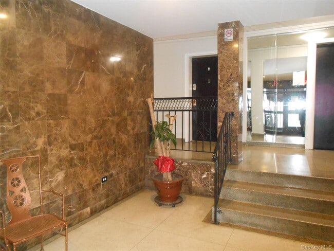 Photo - 131-11 Kew Gardens Rd Unit 5-M