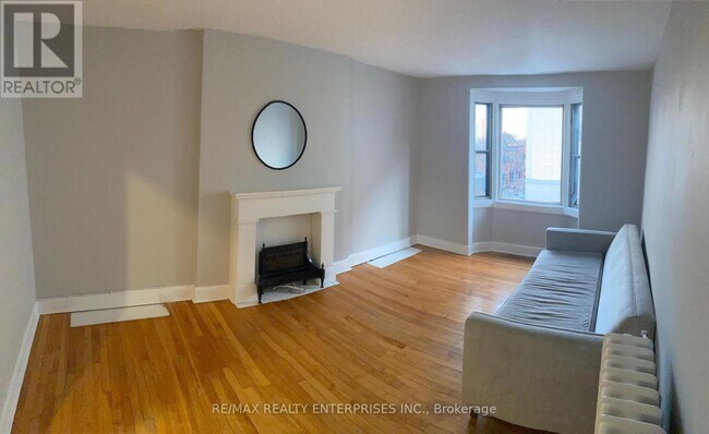 Photo - 156 James St S