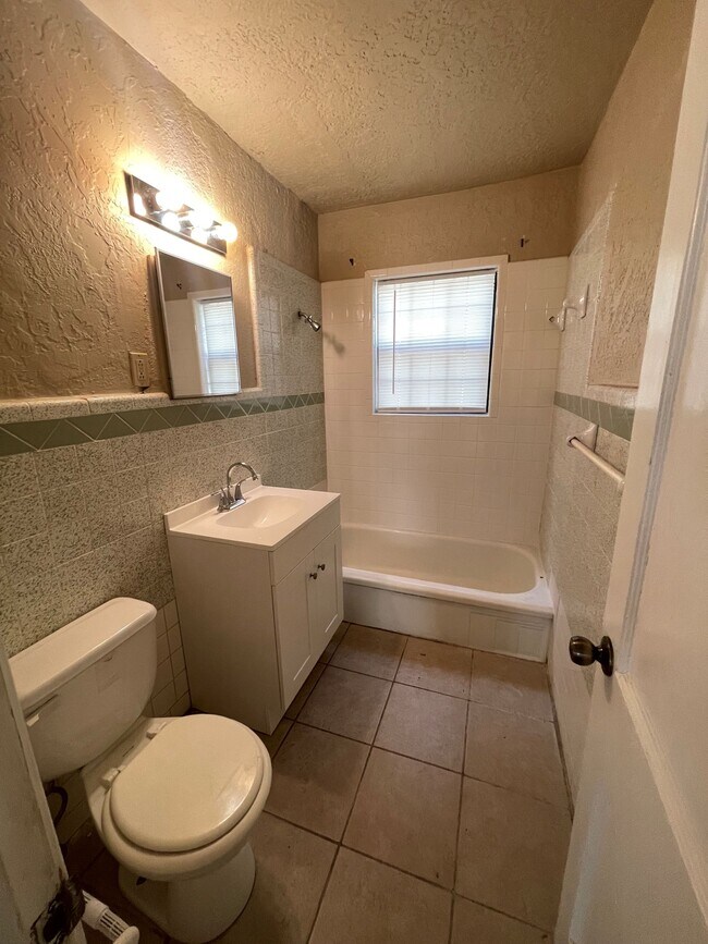 Photo - 1107 NW Bell Ave Unidad 1