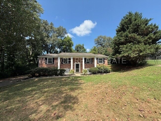 Building Photo - NEWLY UPDATED 4 BEDROOM IN CRESTWOOD HILLS... Rental