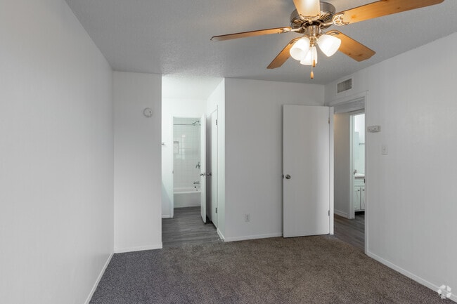 2BR, 2BA - 814SF - Primary Bedroom