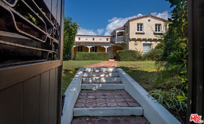 Building Photo - 731 San Vicente Blvd