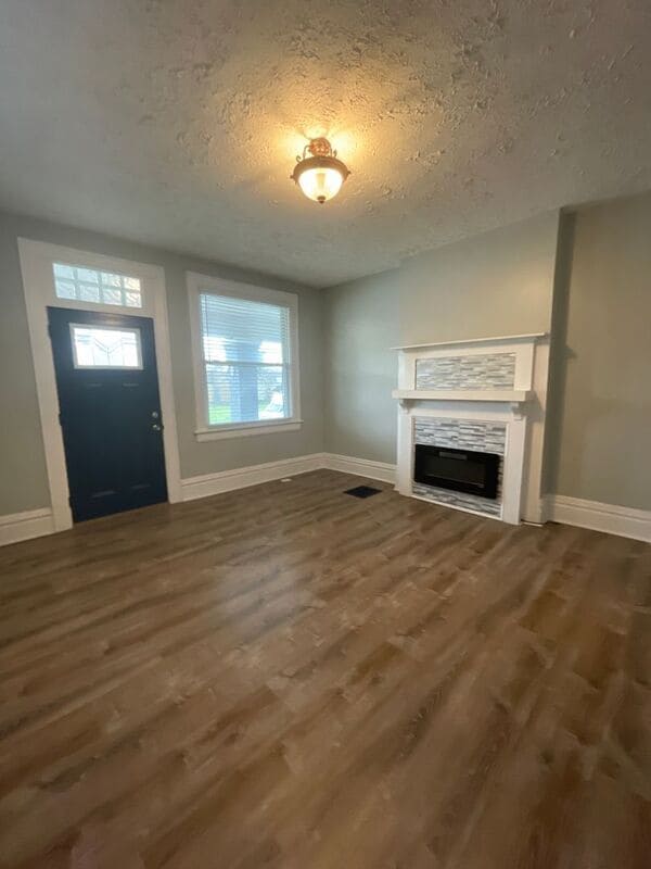 Photo - 931-933 E. Whittier Street