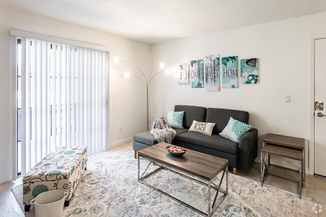 2BR, 2BA - 931 SF