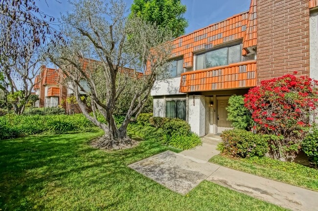 Building Photo - Bright & Airy, End-Unit 3BR2.5BA Townhouse w/ 2-Car Garage in Beautiful Gated Community w/ Pool &...
