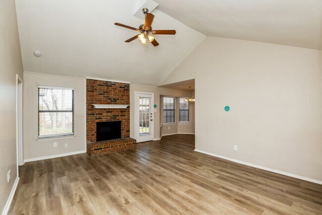 Photo - 1354 Gainsborough Way