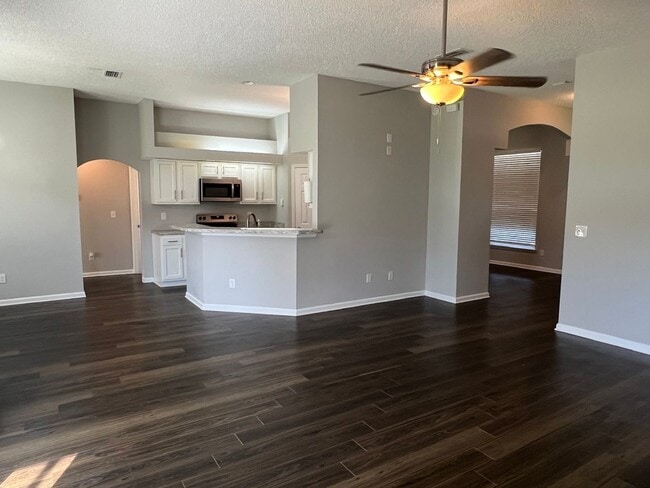 Photo - 4BR/2BA Home Walking Distance to Mary Lee ...