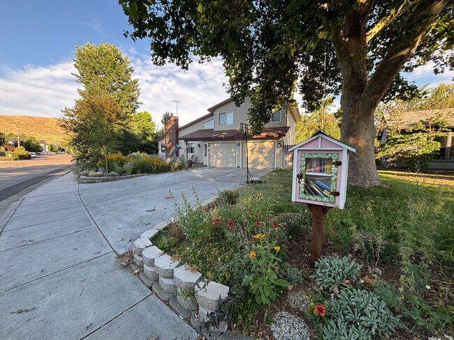3491 W Forsythia Dr