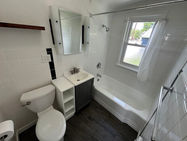 Bathroom - 104 Everett St N