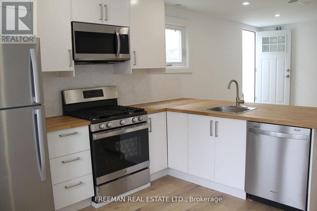 Photo - 3449 Yonge St