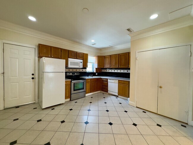 Photo - 717 Newington Ave Unit 3