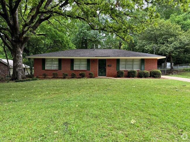 Building Photo - 3-Bedroom Ranch in Forest Hills Rental