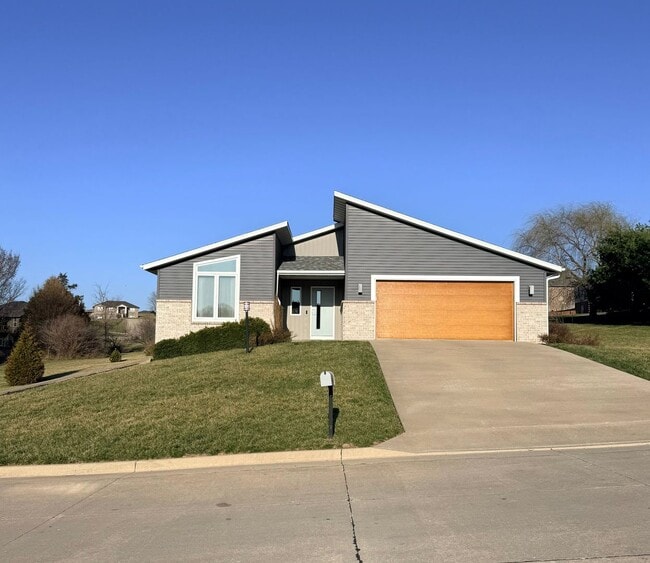 Building Photo - 227 Paradigm Dr