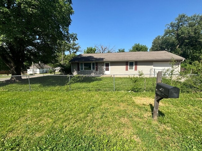 Building Photo - Charming 3 bed 1 bath with garage in quiet neighborhood!