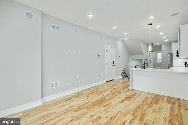 Photo - 411 W Hewson St