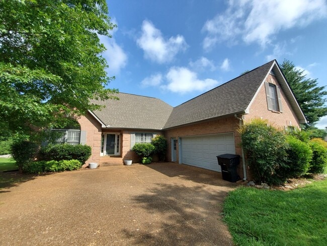 Building Photo - Super spacious 5 bedroom/3.5 bath home for...