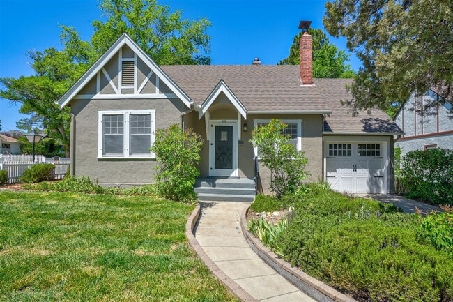 Building Photo - Live on Historic Park Avenue in this 2 Bed 1.5 Bath Single Family Home!