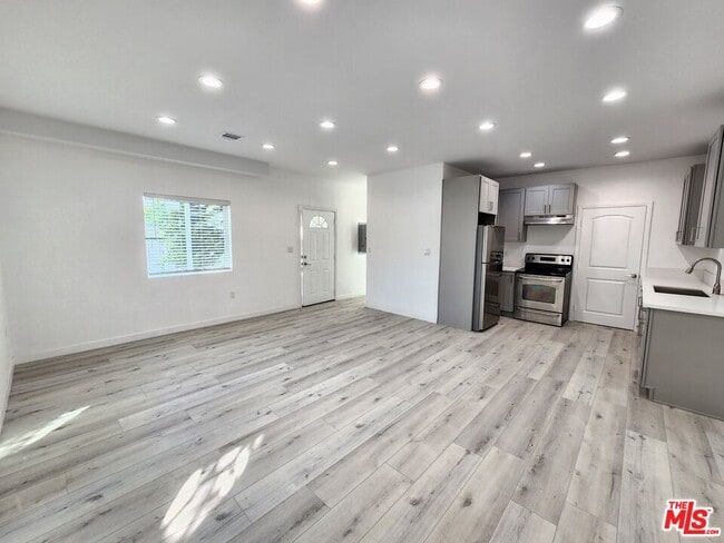 Photo - 11618 Balboa Blvd