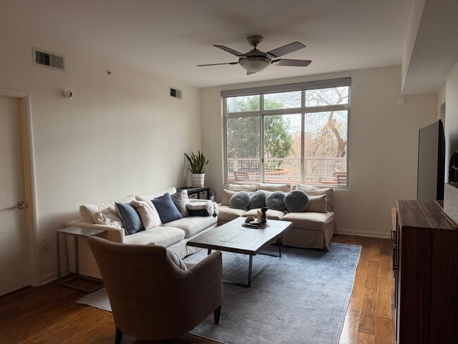 Building Photo - 54 Rainey St Unit 312