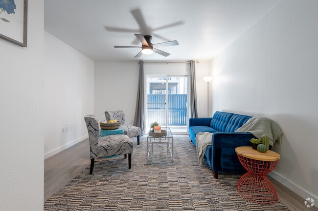 1BR, 1BA - 656SF - Living Room