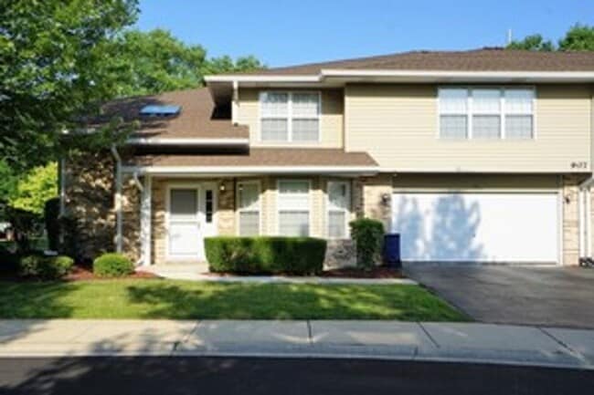 Building Photo - Beautiful 3 bedroom 2.5 Bathroom townhome