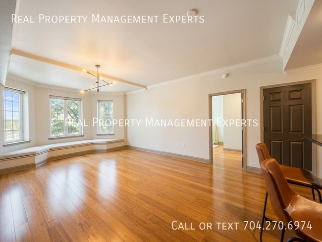 Photo - 300 W 5th St