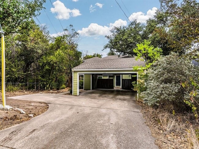 Building Photo - Charming 2 Bedroom, 1.5 Bathroom Home with...