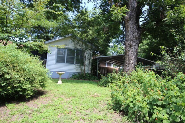 Building Photo - North Loop/Burnet Corridor LARGE 2/1 Duple... Rental