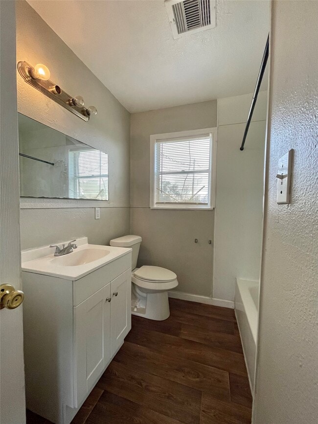Photo - 327 W 7th St